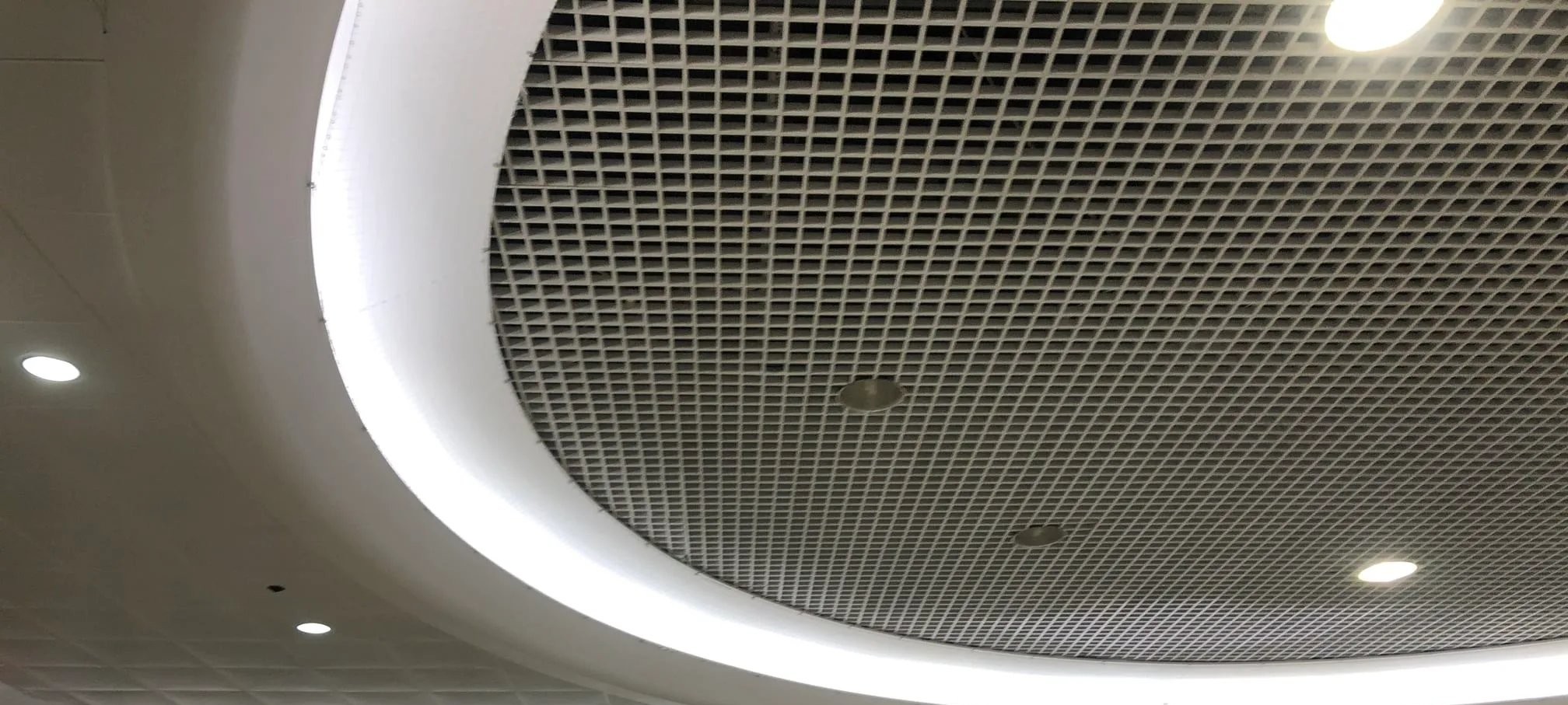 Curved ceiling bulkhead inside a shopping centre